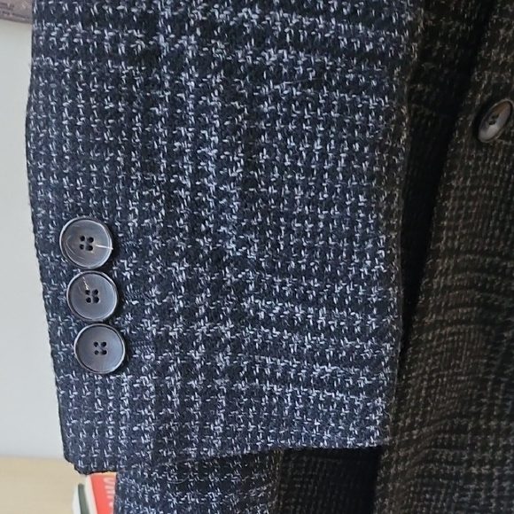 Hugo Boss Men's Slim Dark Plaid Blazer Style Coat Size 46 - Never Worn - Picture 3 of 11